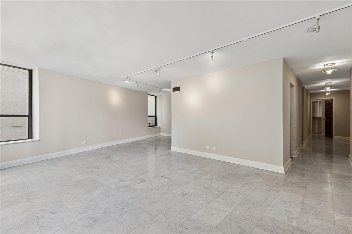 110 East Delaware Place, Unit 1301 Chicago, IL 60611 - Photo 8 of 23