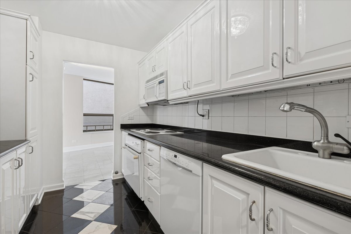 110 East Delaware Place, Unit 1301 Chicago, IL 60611 - Photo 9 of 23