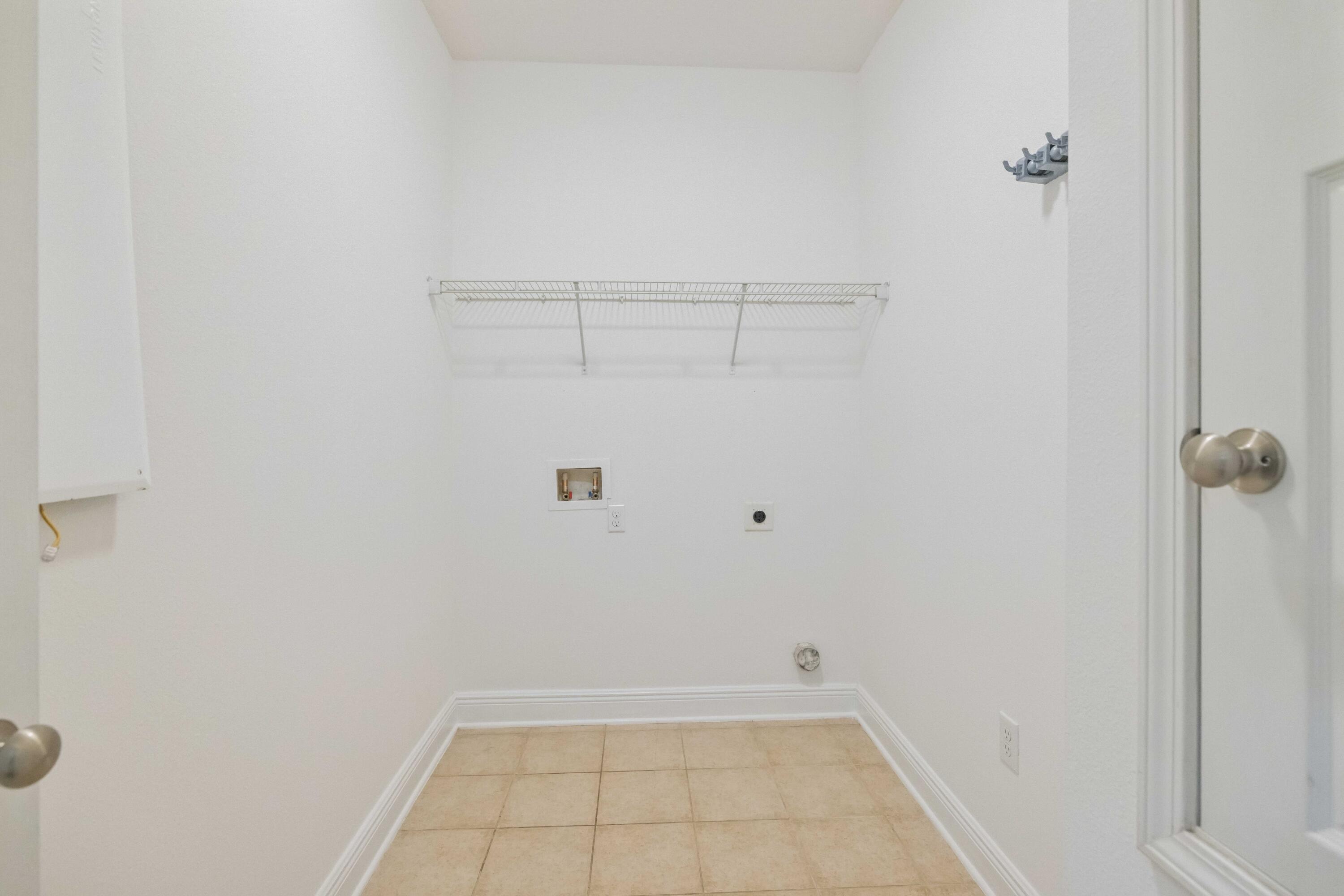 337 Mango Lane Freeport, FL 32439 - Photo 19 of 35 a view of a room