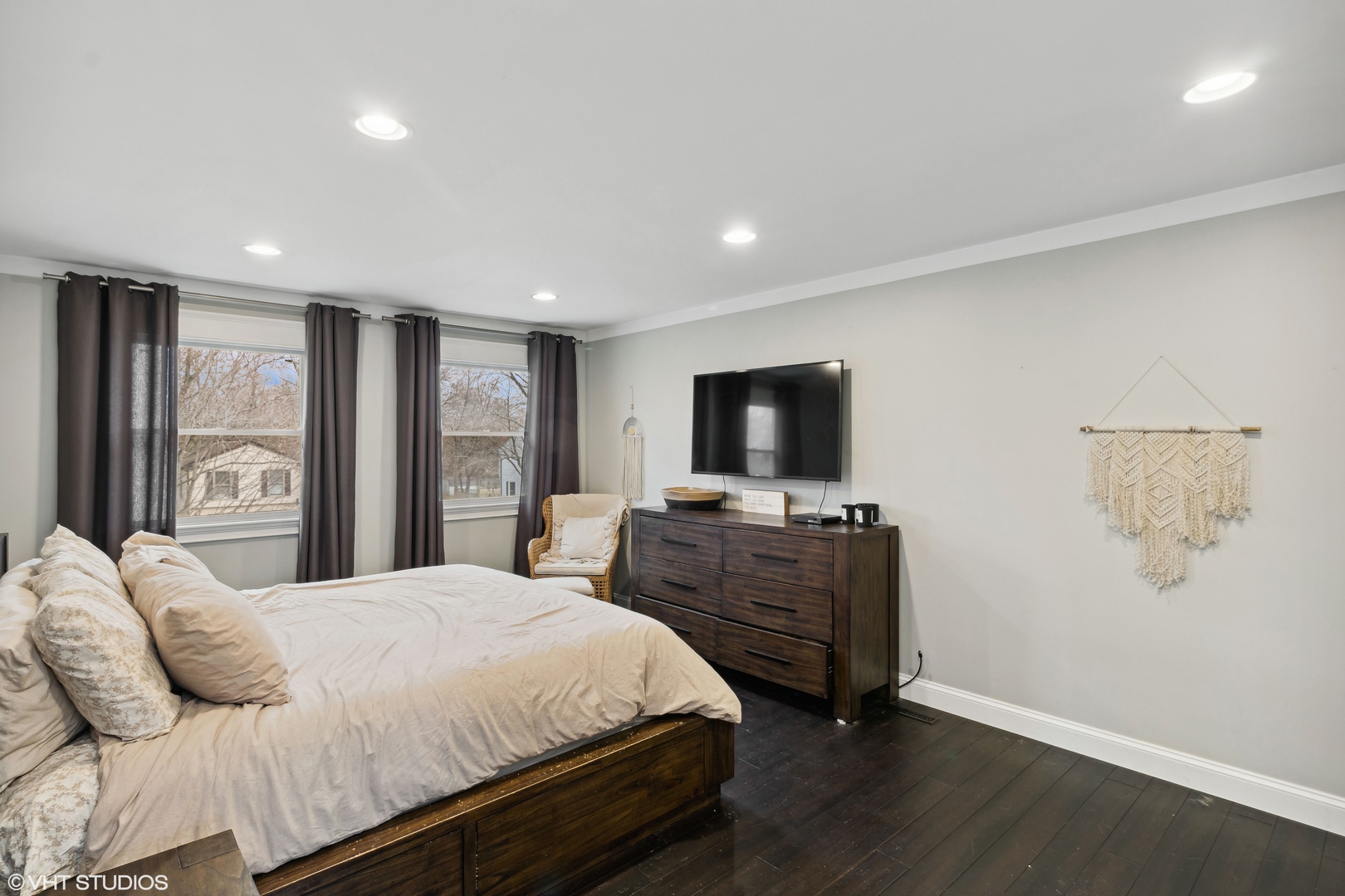 712 Surrey Lane Algonquin, IL 60102 - Photo 10 of 19 a bedroom with a bed and a flat screen television