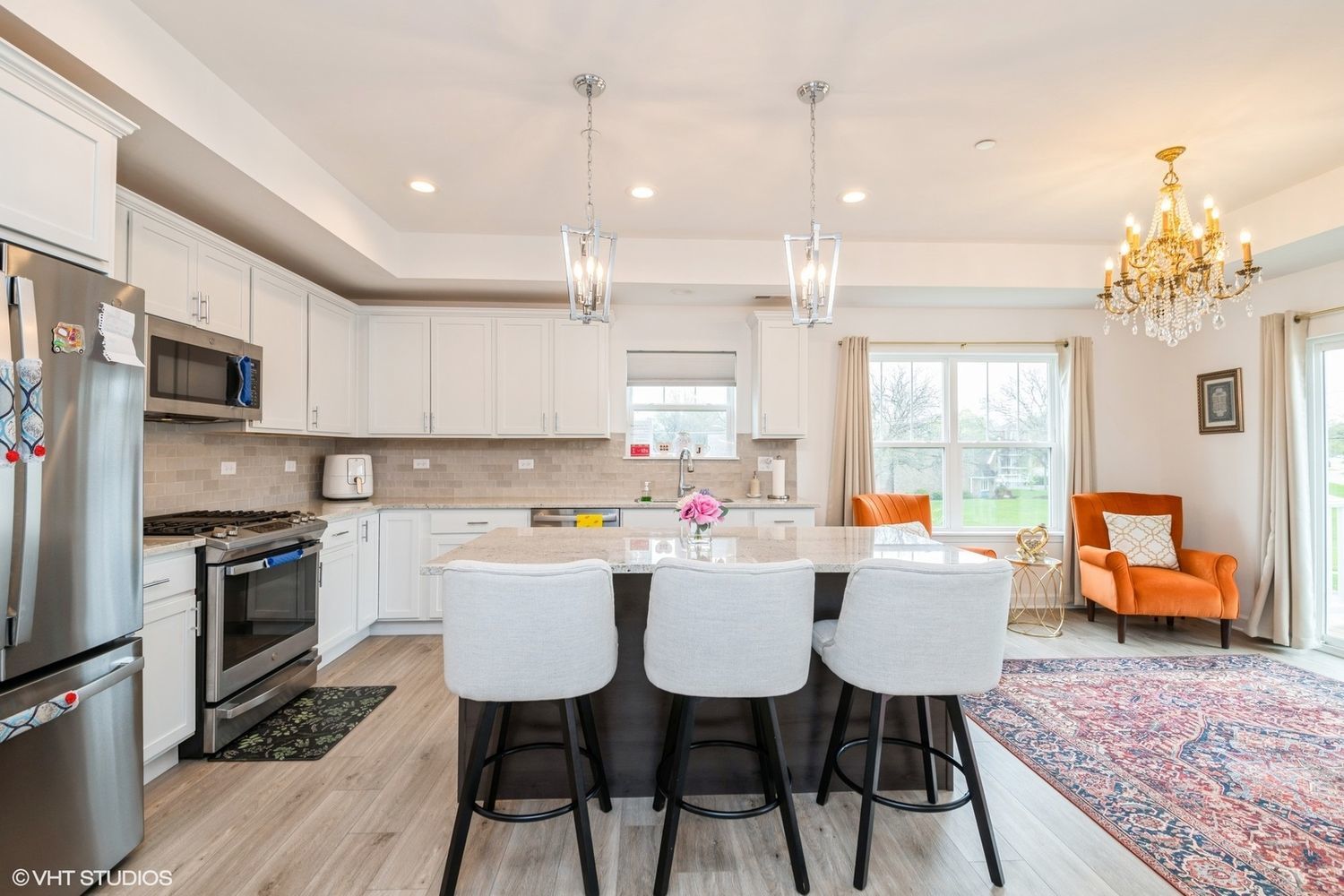 277 Masters Drive Addison, IL 60101 - Photo 3 of 17 a kitchen that has a table and chairs in it