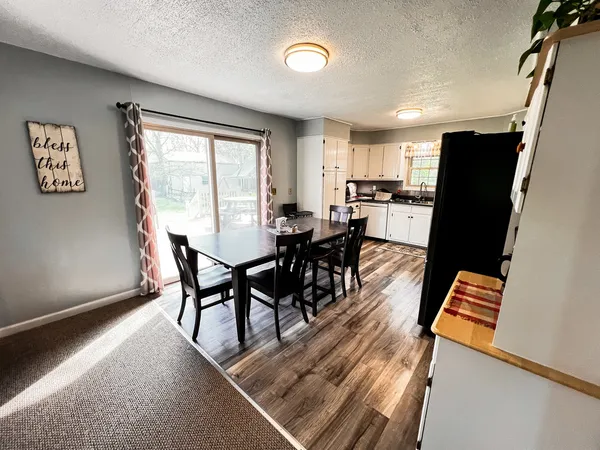 $360,000 | 11753 North Log Cabin Lane, Mount Vernon, IL 62864