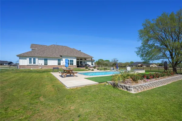 a view of a backyard