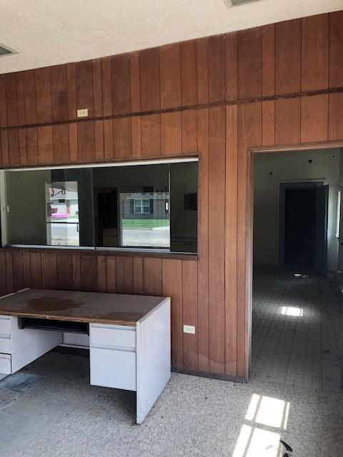 812 West 7th Street Bonham, TX 75418 - Photo 4 of 18 a living room with furniture