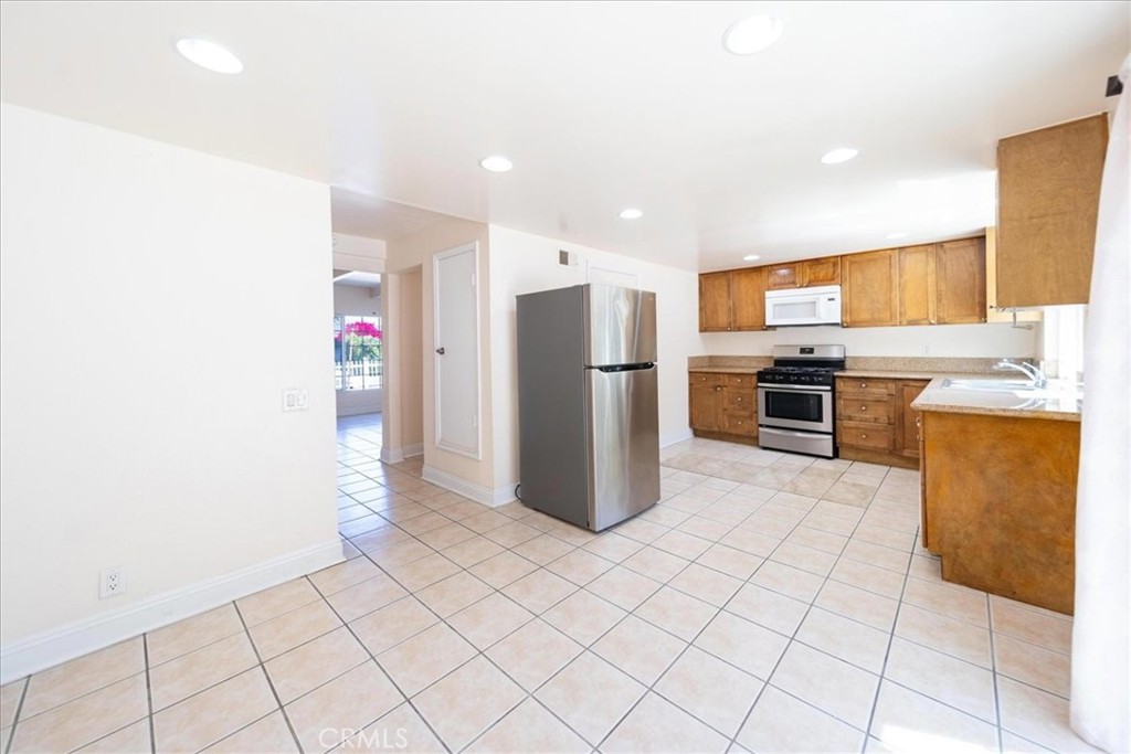 835 Raintree Place Vista, CA 92084 - Photo 7 of 42