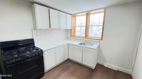 $1,300 | 3132 6th Avenue, Unit 1, Troy, NY 12180