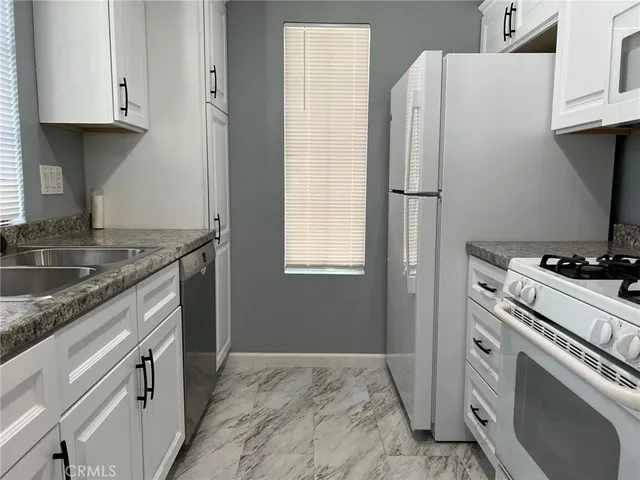 $2,200 | 2554 Olive Drive, Unit 106, Palmdale, CA 93550