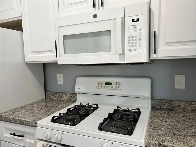 $2,200 | 2554 Olive Drive, Unit 106, Palmdale, CA 93550