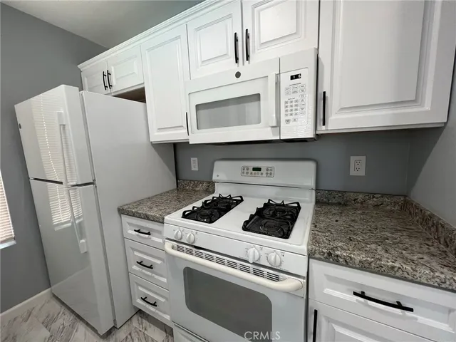 $2,200 | 2554 Olive Drive, Unit 106, Palmdale, CA 93550