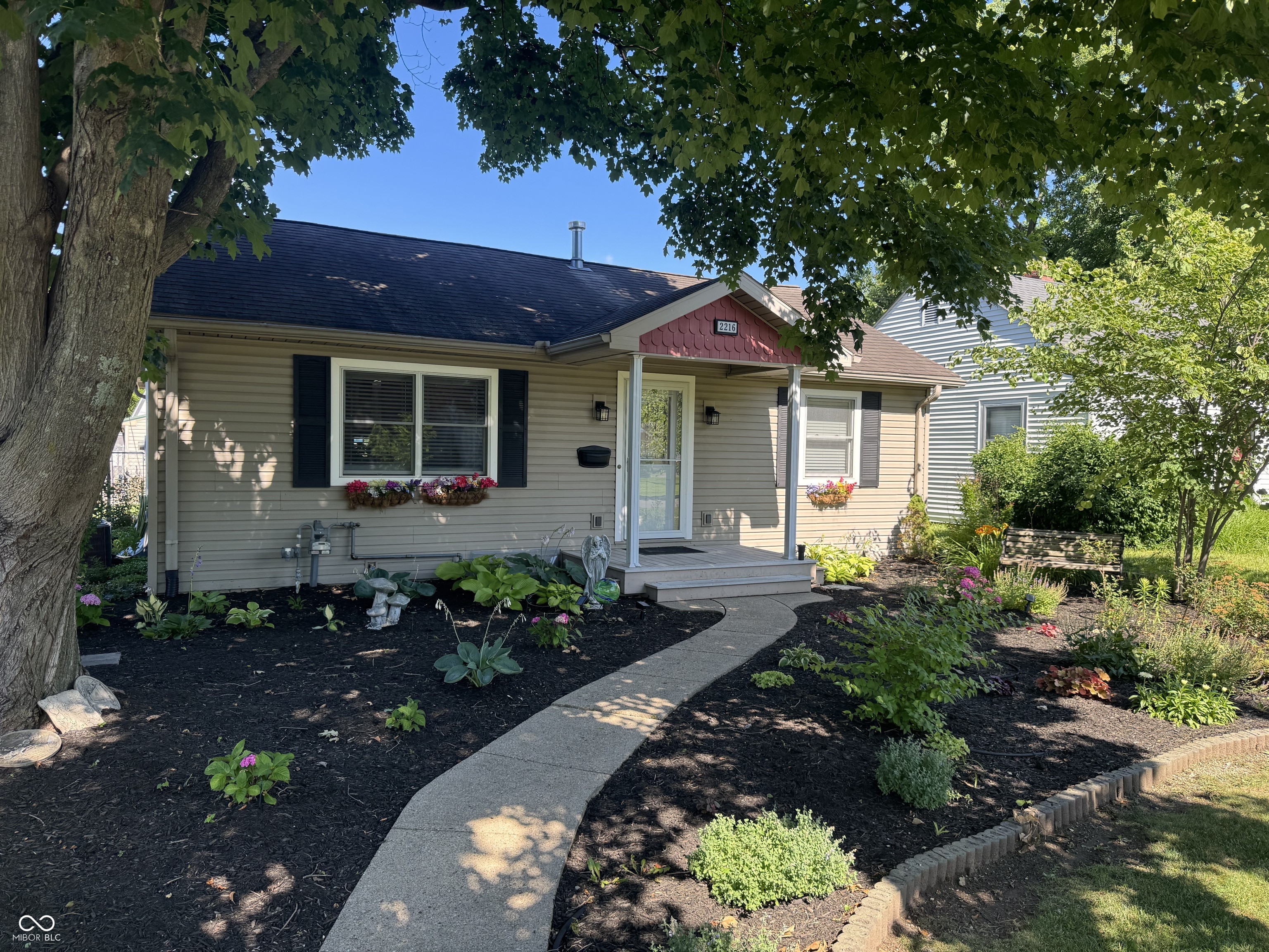 2216 Newton Street Columbus, IN 47201 - Photo 4 of 30