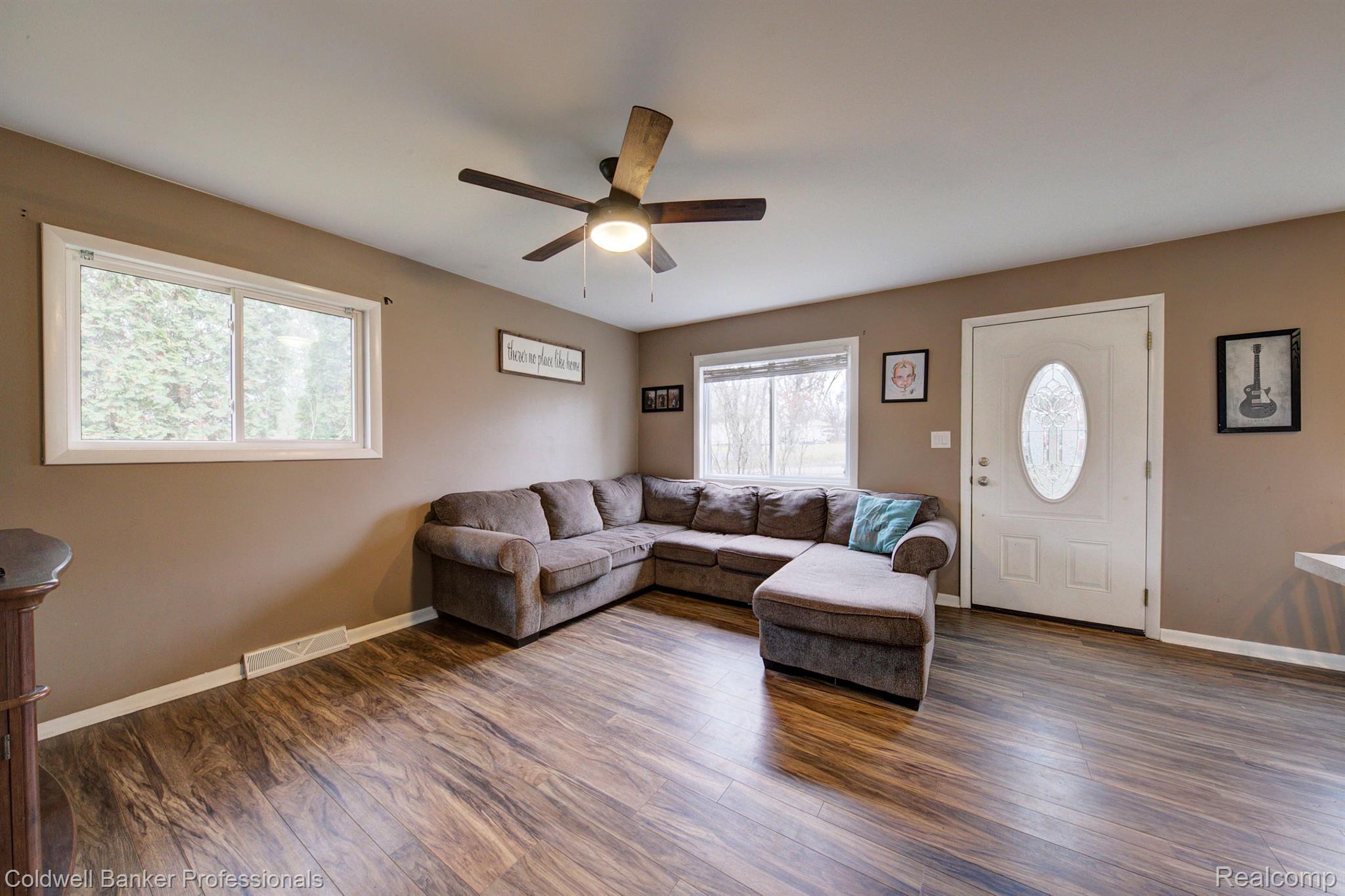 585 Fisher Road Highland, MI 48357 - Photo 3 of 23 Living Room