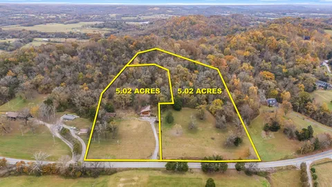 a view of a house with backyard