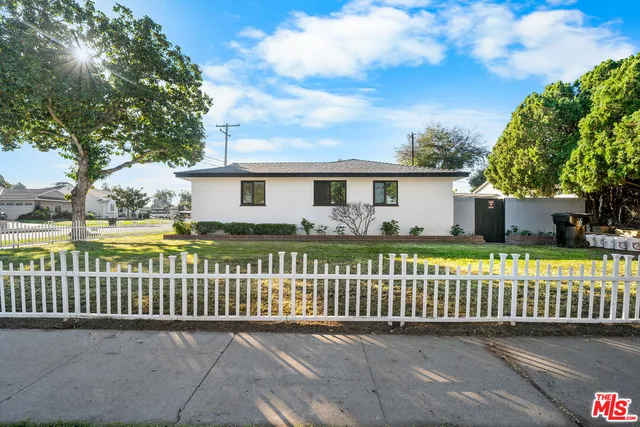 $980,000 | 801 South Courtney Avenue, Fullerton, CA 92833