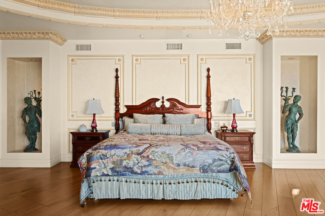 1575 Alexis Place Beverly Hills, CA 90210 - Photo 27 of 75 a bedroom with a bed and wooden floor