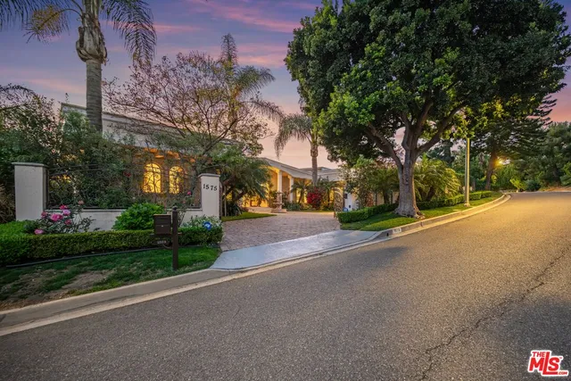 a view of entryway and chandelier