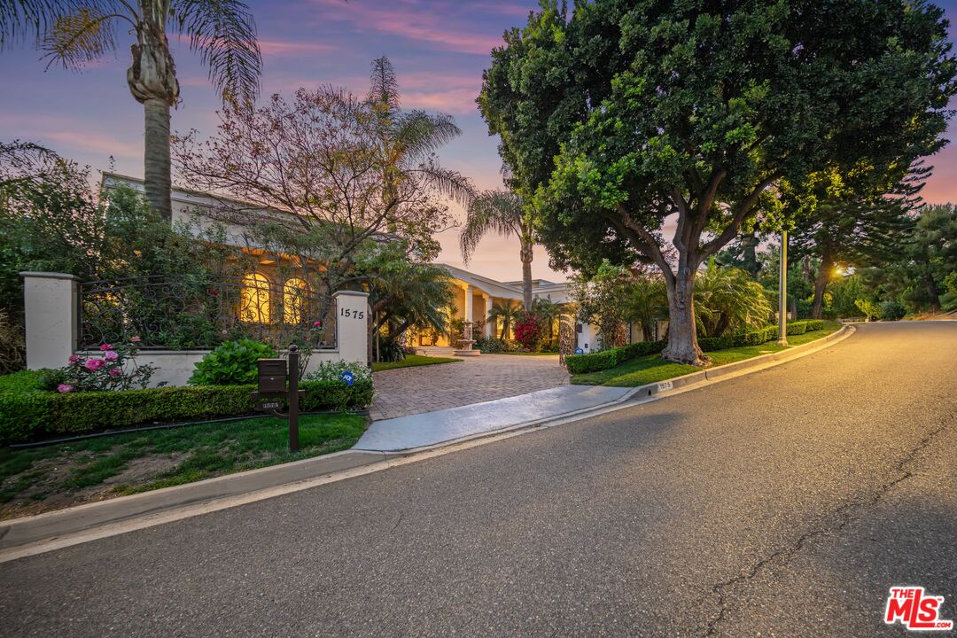 1575 Alexis Place Beverly Hills, CA 90210 - Photo 3 of 75