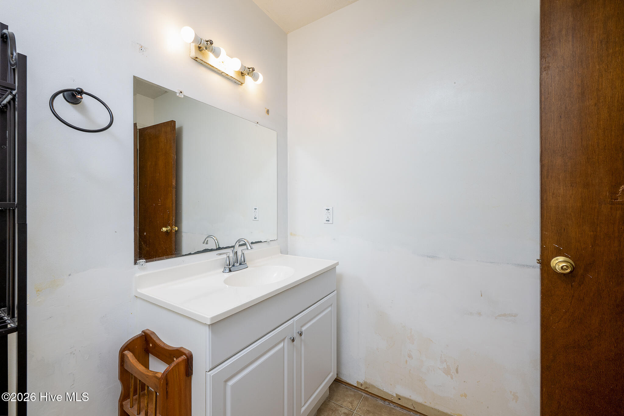 2013 Ridge Road New Bern, NC 28560 - Photo 28 of 42 Guest Bathroom