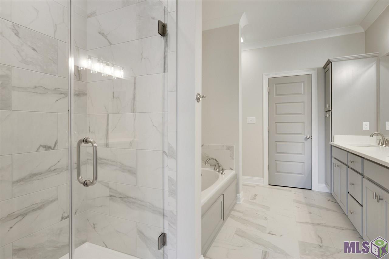 18312 Tranquil Drive, Unit 20 Baton Rouge, LA 70817 - Photo 11 of 17 Custom Built Shower