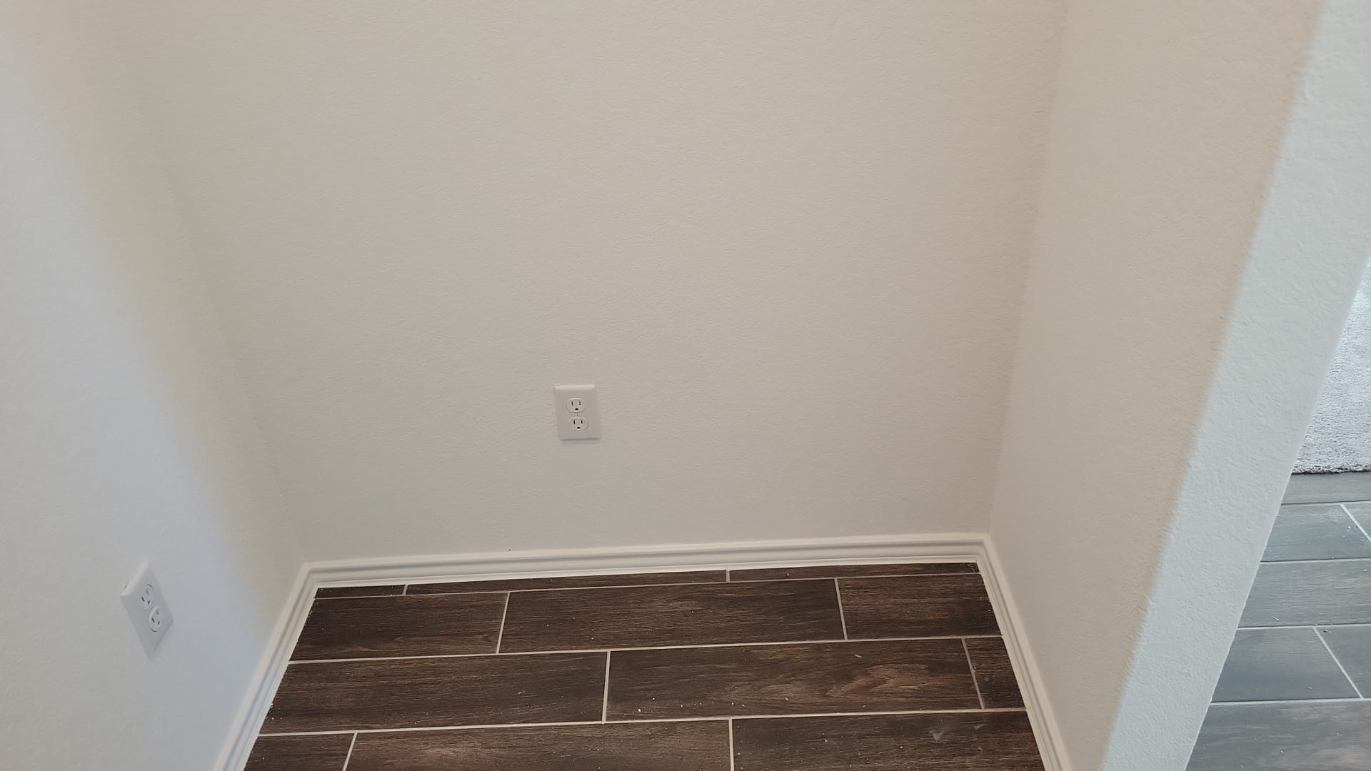 541 Pickrell Loop Georgetown, TX 78628 - Photo 9 of 32 Space featuring dark wood-look tile flooring and white baseboards
