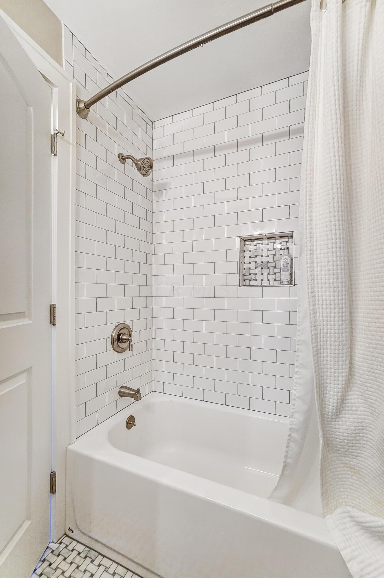 1665 Andover Road Columbus, OH 43212 - Photo 49 of 80 2nd floor full bath