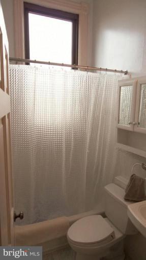 33 R Street Northwest Washington, DC 20001 - Photo 15 of 25 Bath #2