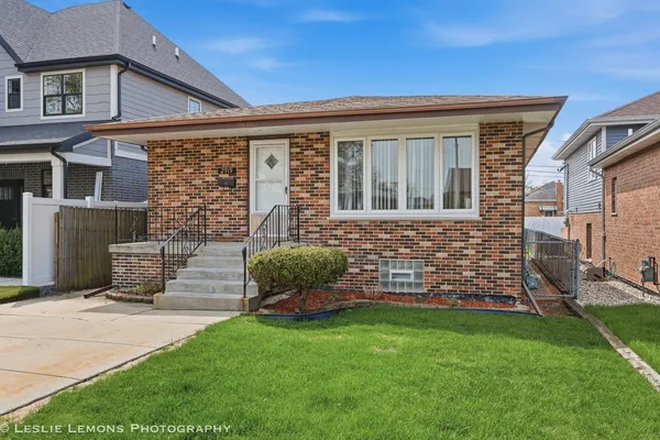 $304,900 | 2919 West 101st Place, Evergreen Park, IL 60805