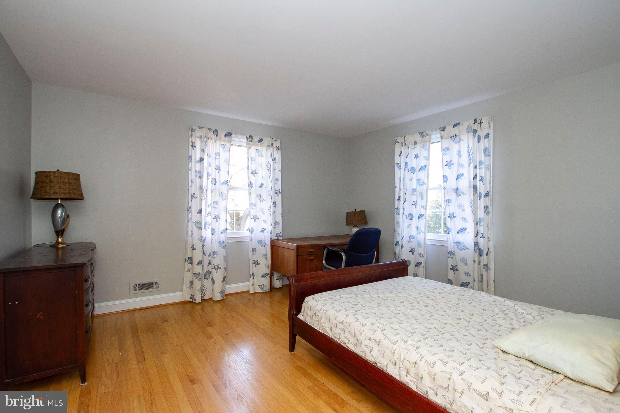1201 Ridervale Road Towson, MD 21204 - Photo 18 of 37 2nd bedroom w/hardwood floors