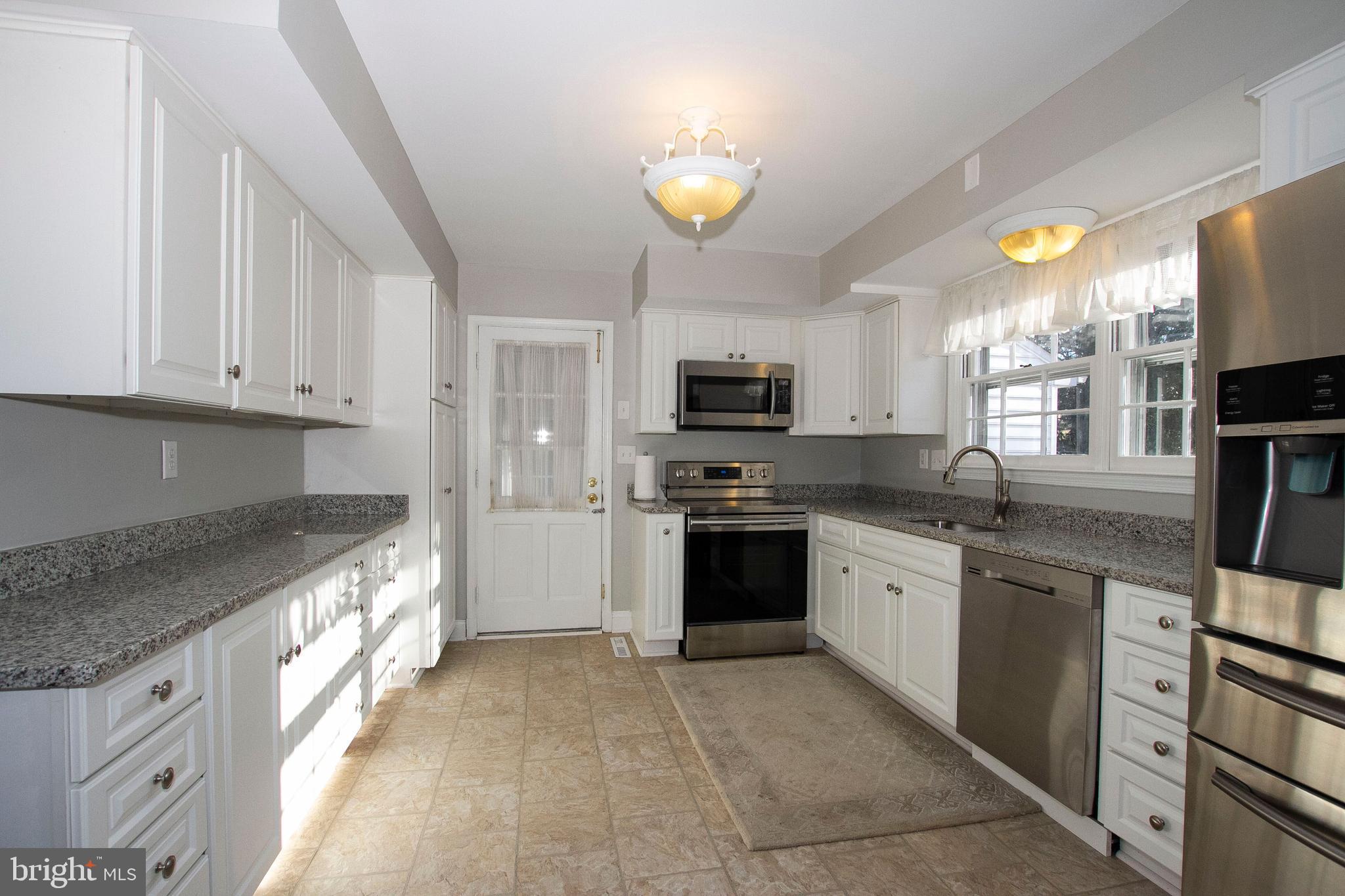 1201 Ridervale Road Towson, MD 21204 - Photo 4 of 37 Kitchen w/ new stainless appliances and granite