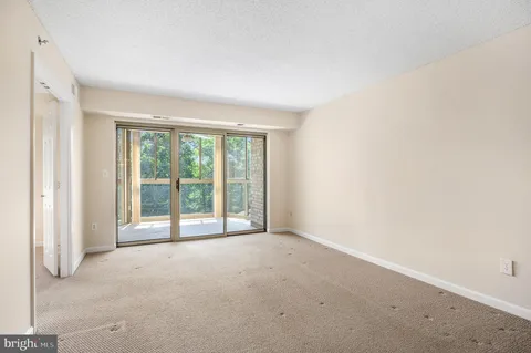 $325,000 | 19385 Cypress Ridge Terrace, Unit 519, Leesburg, VA 20176