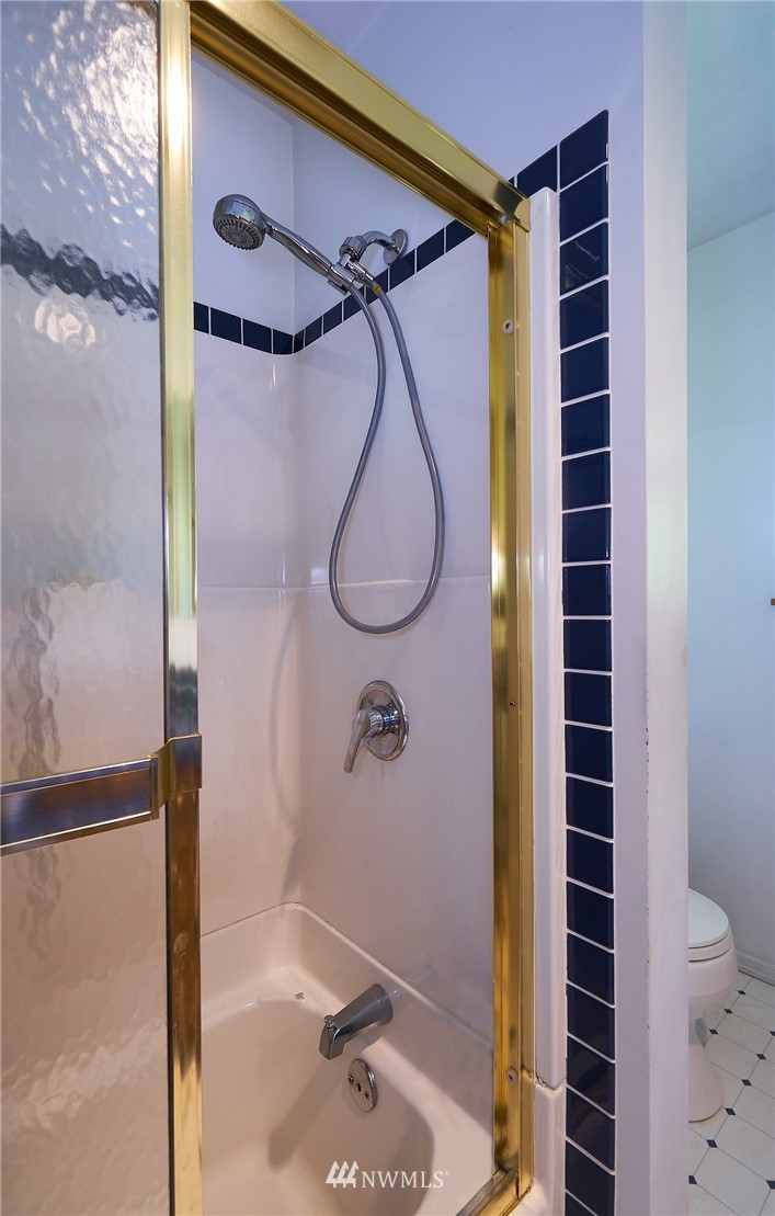 5304 West Highland Road Everett, WA 98203 - Photo 14 of 26 a bathroom with a shower