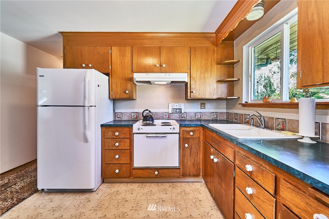 5304 West Highland Road Everett, WA 98203 - Photo 8 of 26 a kitchen with a refrigerator sink and cabinets