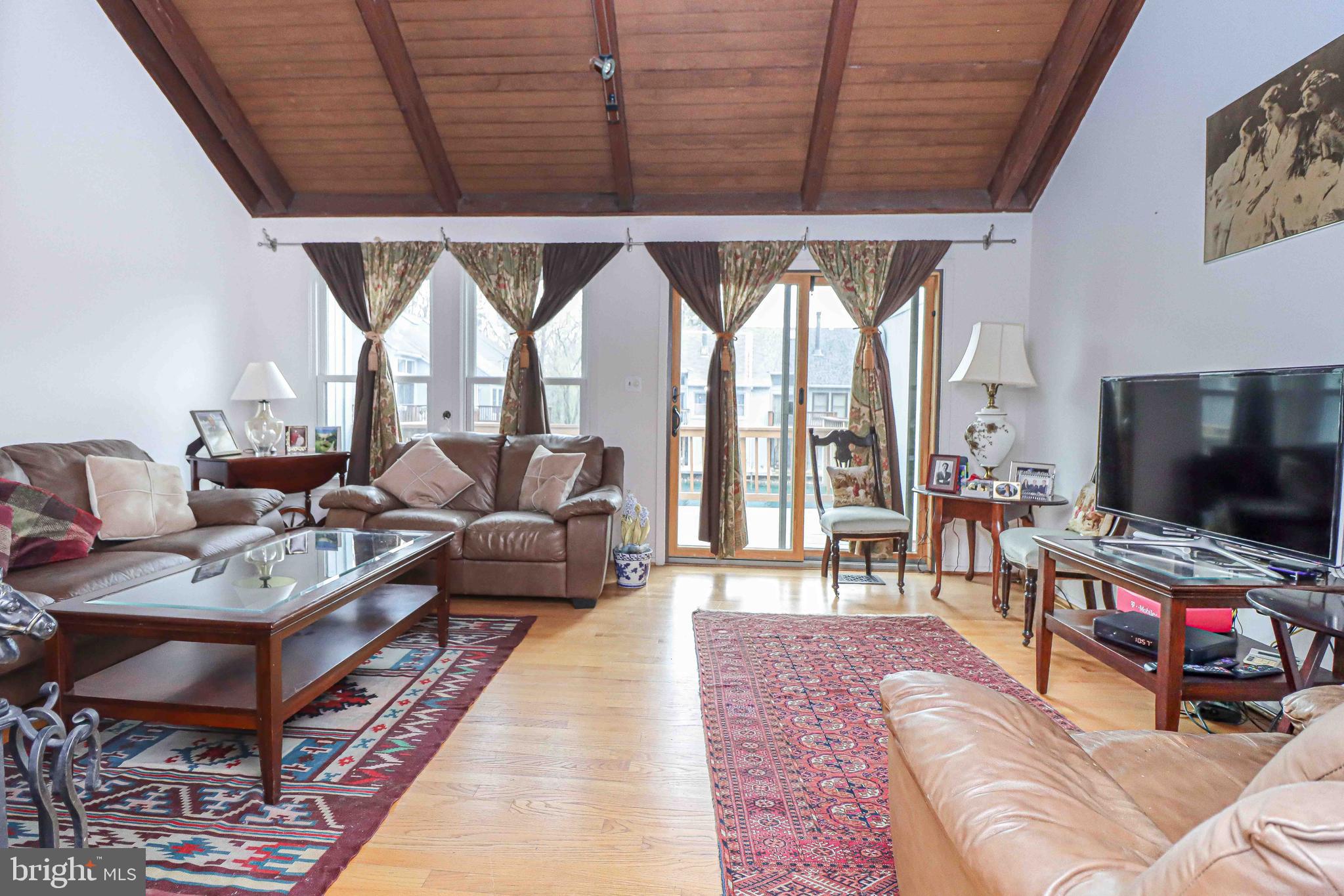 11162 Glade Drive Reston, VA 20191 - Photo 18 of 39 Living room