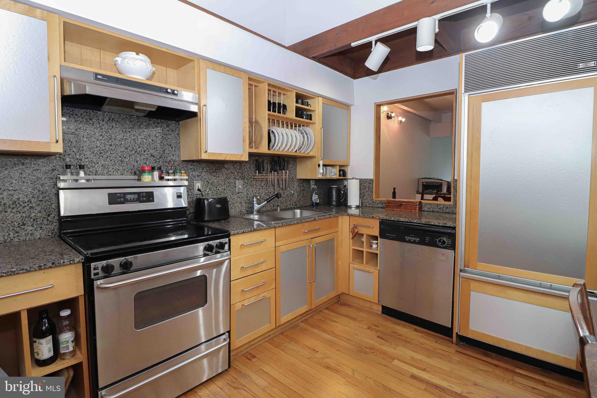 11162 Glade Drive Reston, VA 20191 - Photo 9 of 39 Gourmet kitchen