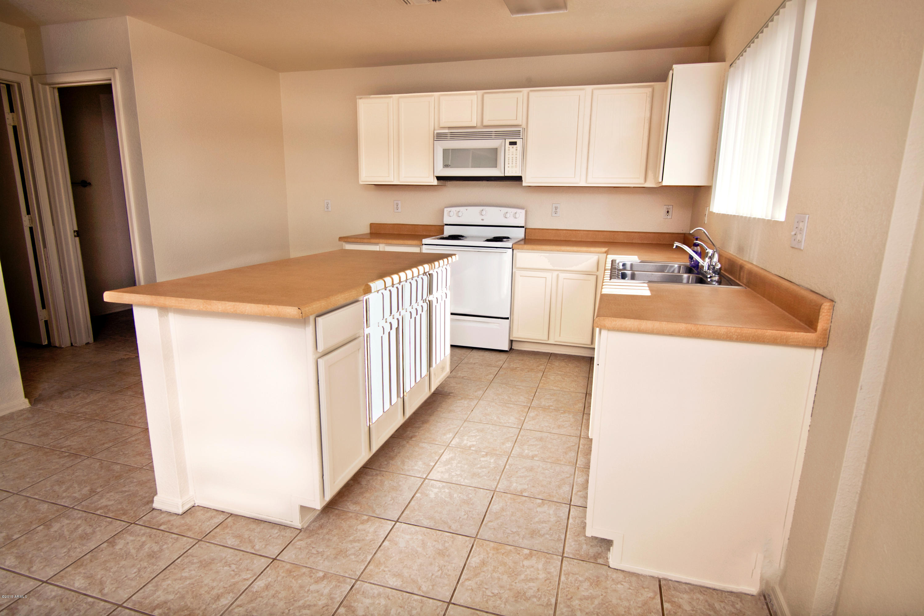 2607 West Bloch Road Phoenix, AZ 85041 - Photo 2 of 20 Kitchen