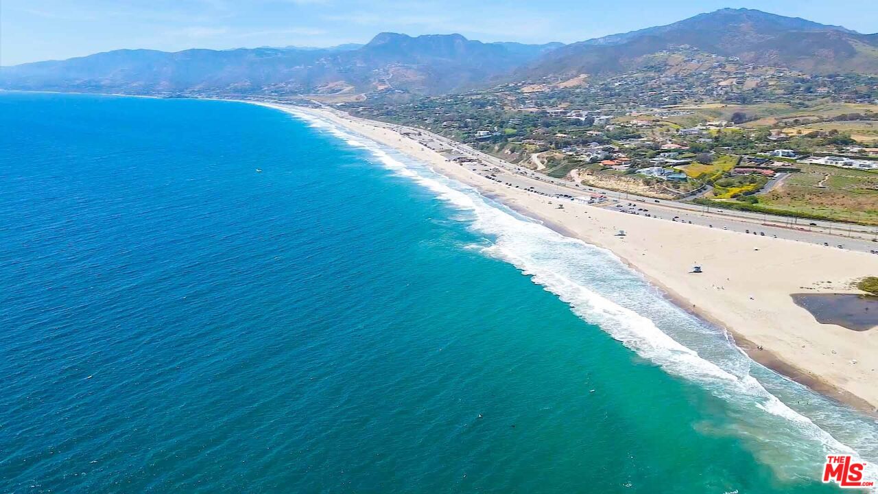 29355 Heathercliff Road, Unit GUESTHOUSE Malibu, CA 90265 - Photo 26 of 26 a view of an ocean from a balcony