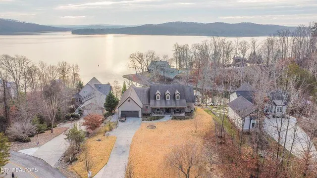 $950,000 | 174 Bluegreen Way, Rockwood, TN 37854