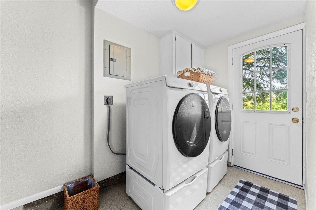 14545 Carriage Lane Red Bluff, CA 96080 - Photo 36 of 67 a utility room with dryer and washer