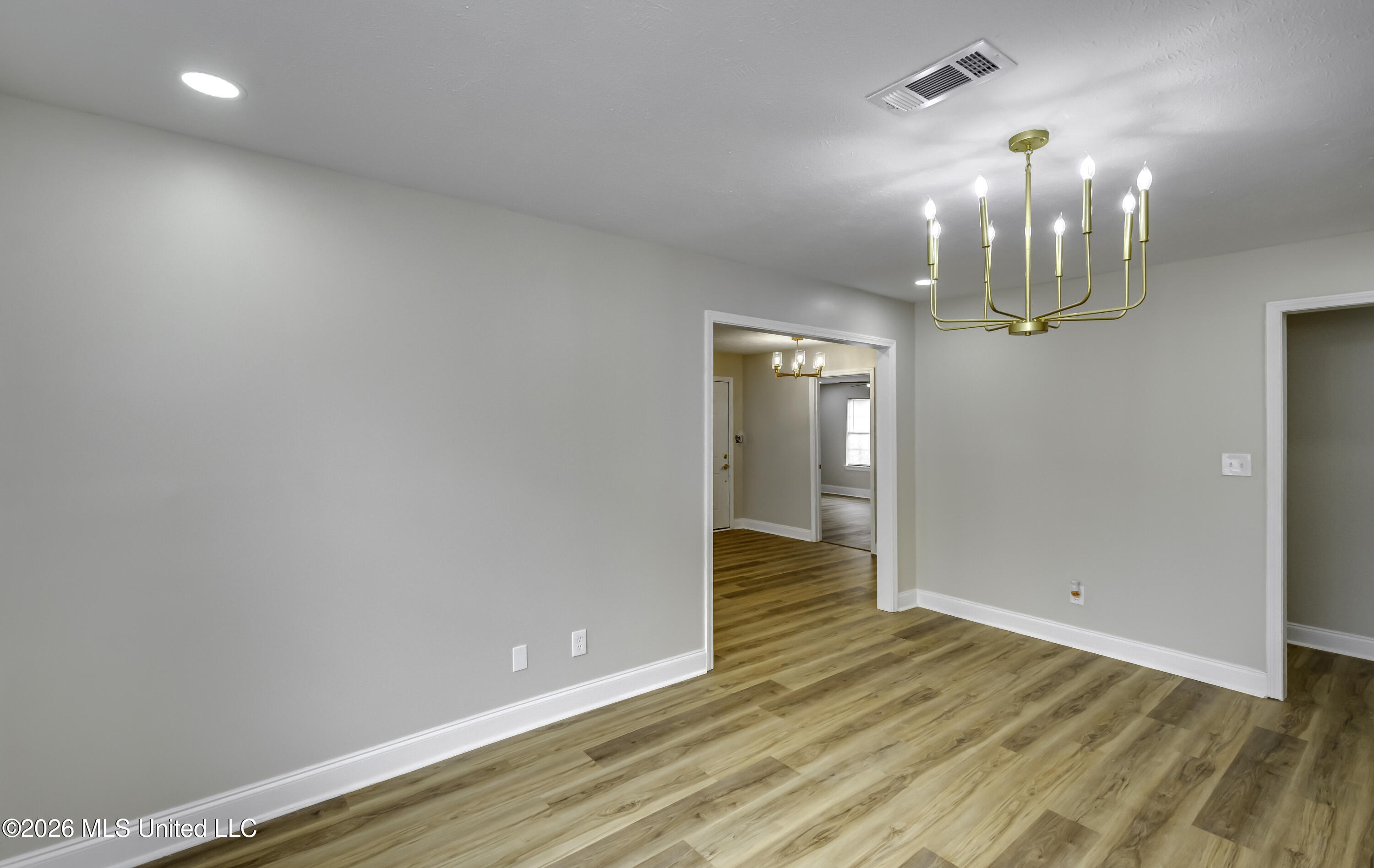 5534 Clinton Boulevard Jackson, MS 39209 - Photo 7 of 28 5534 Clinton Blvd--23