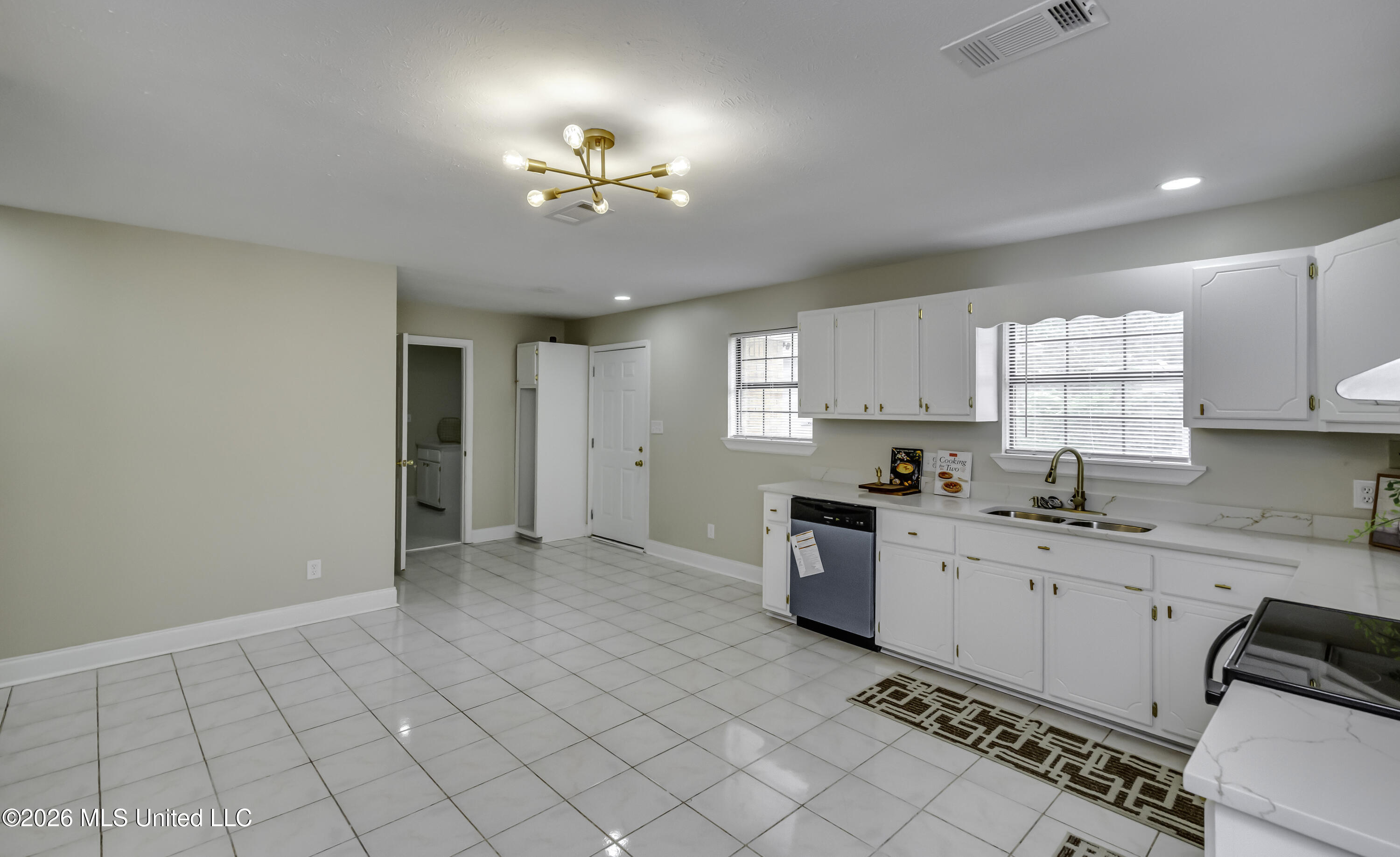 5534 Clinton Boulevard Jackson, MS 39209 - Photo 8 of 28 5534 Clinton Blvd--26