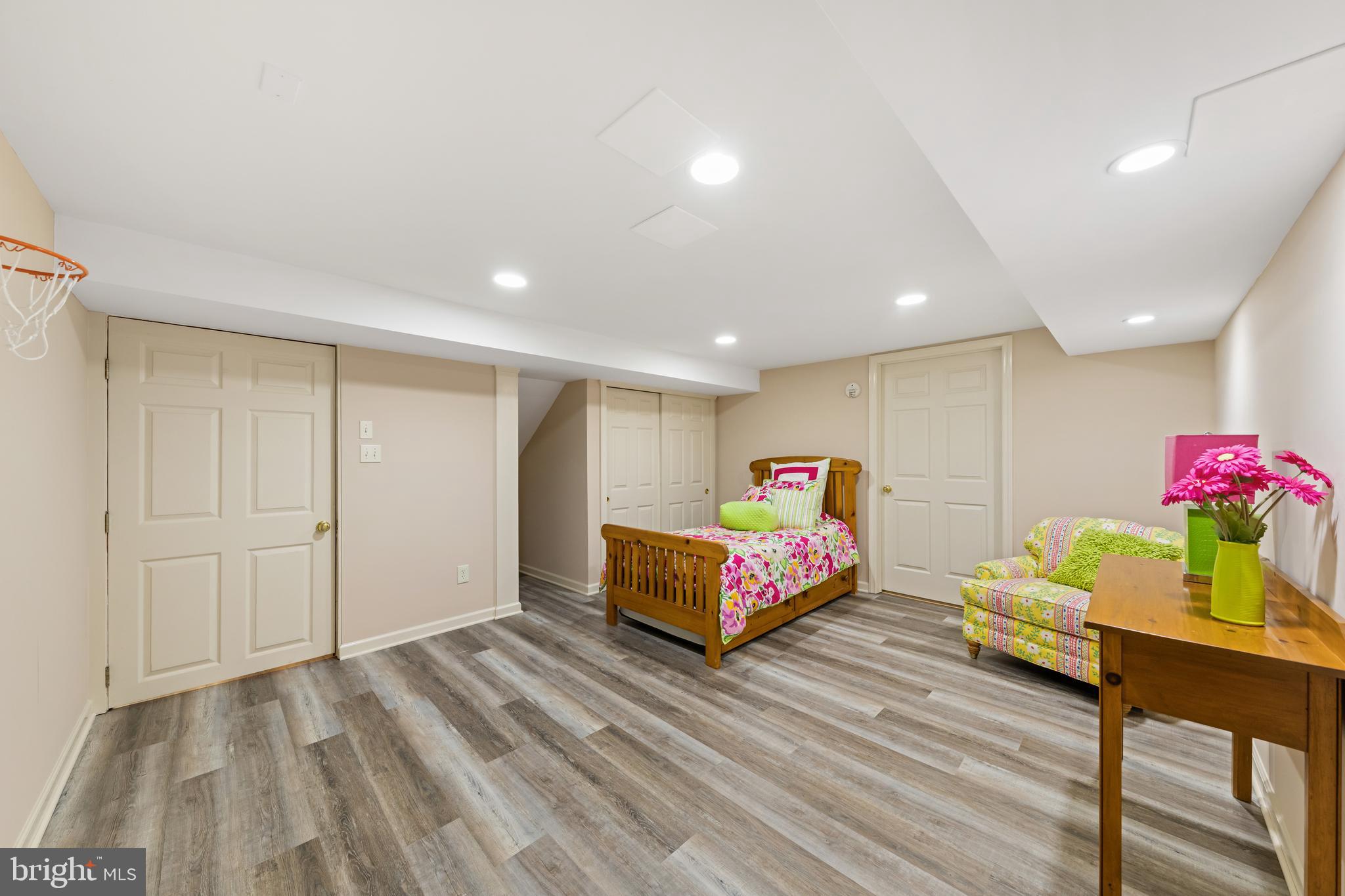 178 Lindbergh Road Hopewell, NJ 08525 - Photo 29 of 39 a spacious bedroom with a bed and a couch