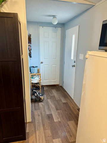 275 North Main Street, Unit 31 Centerfield, UT 84622 - Photo 10 of 13 Foyer entrance with dark wood-style flooring