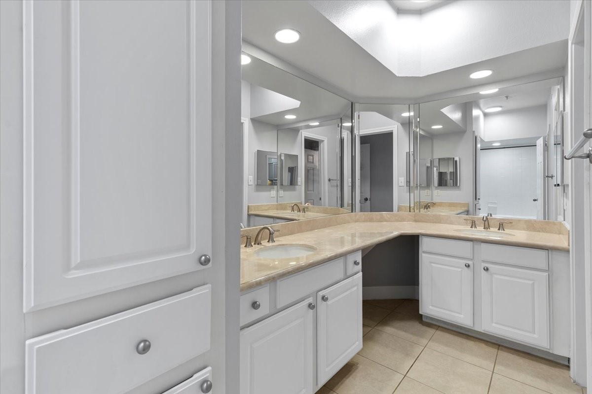 7701 Rialto Boulevard, Unit 632 Austin, TX 78735 - Photo 19 of 26 master bathroom