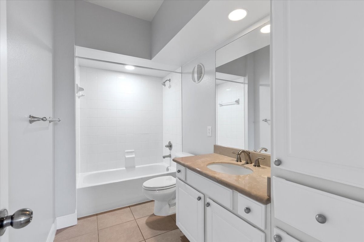 7701 Rialto Boulevard, Unit 632 Austin, TX 78735 - Photo 25 of 26 2nd bathroom