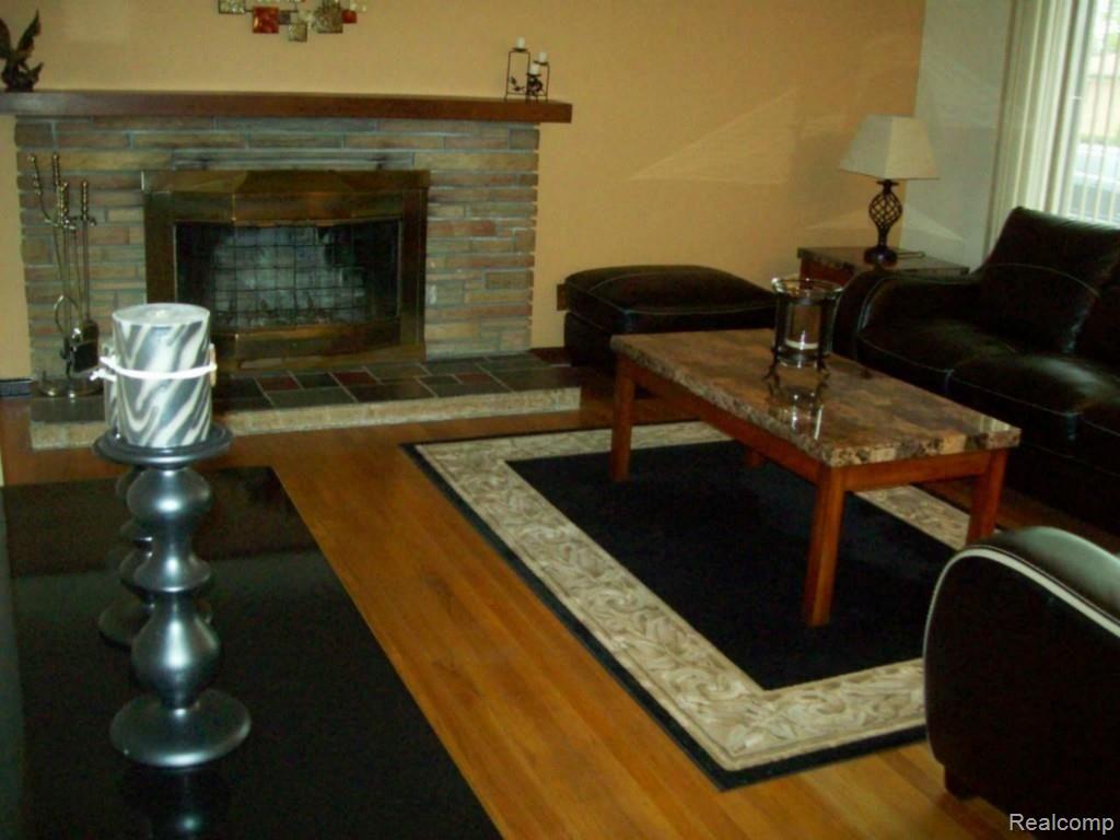 27605 Jean Road Warren, MI 48093 - Photo 3 of 36 100_4488.jpg