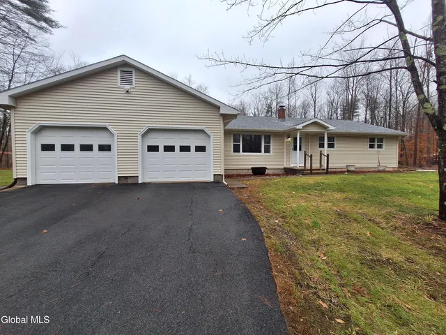 $2,600 | 1031 Saratoga Road, Moreau, NY 12831