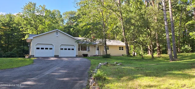 $2,600 | 1031 Saratoga Road, Moreau, NY 12831