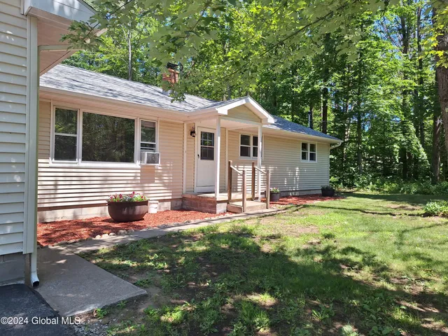 $2,600 | 1031 Saratoga Road, Moreau, NY 12831