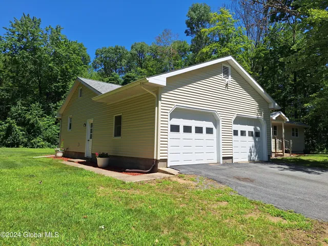 $2,600 | 1031 Saratoga Road, Moreau, NY 12831