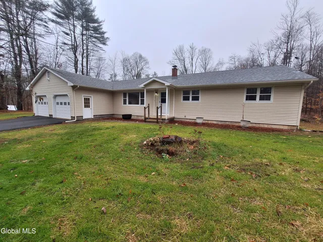 $2,600 | 1031 Saratoga Road, Moreau, NY 12831