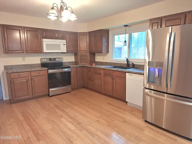 $2,600 | 1031 Saratoga Road, Moreau, NY 12831